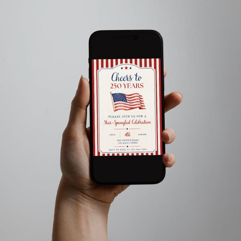 Op de afbeelding: Een digitale uitnodiging op een smartphonescherm met rode en witte verticale strepen, een centrale illustratie van de Amerikaanse vlag en de tekst Cheers to 250 YEARS, PLEASE JOIN US FOR A Star-Spangled Celebration, JULY 4TH, 6:00 PM.