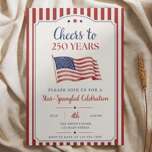 Op de afbeelding: Een rechthoekige uitnodigingskaart met een rood-wit gestreepte rand. De tekst luidt Cheers to 250 YEARS, PLEASE JOIN US FOR A Star-Spangled Celebration, JULY 4th 6:00 PM, THE SMITH'S HOME 123 MAIN STREET, RSVP TO KATE AT 123-456-7890.