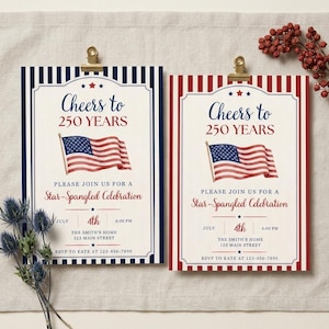 Op de afbeelding: Twee rechthoekige uitnodigingskaarten met een aquarel Amerikaanse vlag, de tekst Cheers to 250 YEARS en Star-Spangled Celebration. De ene kaart heeft een marineblauwe gestreepte rand, de andere een rode gestreepte rand. Beide bevatten 4 juli details.