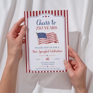 Op de afbeelding: Een rechthoekige uitnodigingskaart met rode en witte verticale strepen op de rand. De tekst luidt: Cheers to 250 YEARS, PLEASE JOIN US FOR A Star-Spangled Celebration, JULY 4th 6:00 PM, THE SMITH'S HOME 123 MAIN STREET, RSVP TO KATE AT 123-456-7890.