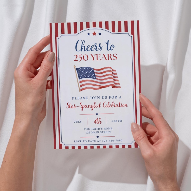 Op de afbeelding: Een rechthoekige uitnodigingskaart met rode en witte verticale strepen op de rand. De tekst luidt: Cheers to 250 YEARS, PLEASE JOIN US FOR A Star-Spangled Celebration, JULY 4th 6:00 PM, THE SMITH'S HOME 123 MAIN STREET, RSVP TO KATE AT 123-456-7890.
