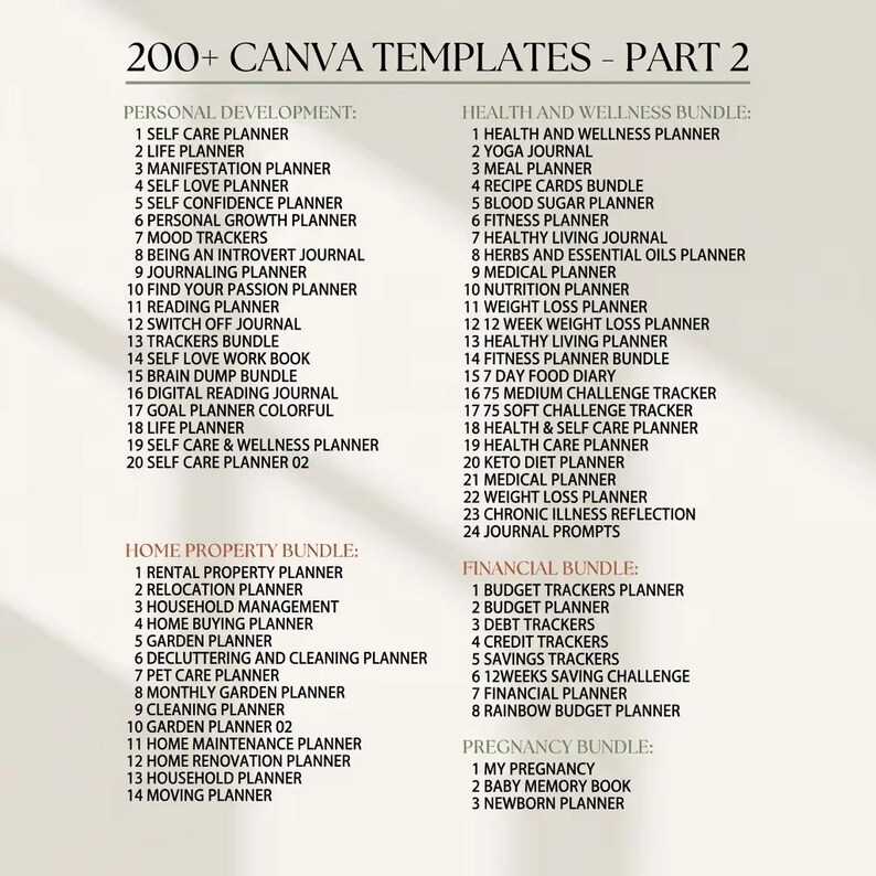 Peut inclure: Tasse en c&eacute;ramique blanche avec une anse noire, portant l'inscription "But First, Coffee" en noir. La tasse est pr&eacute;sent&eacute;e sur un fond flou, sugg&eacute;rant un cadre chaleureux.