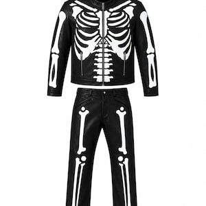 Op de afbeelding: Een zwarte jas en bijpassende broekset met een witte skeletprint. De jas heeft een opstaande kraag, een centrale ritssluiting en twee zakken met rits. De broek is voorzien van een knoopsluiting en een witte bottenafbeelding op elke broekspijp.