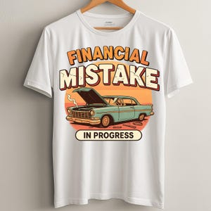 Könnte beinhalten: Weißes T-Shirt mit einem Grafikdesign, das ein türkisfarbenes Oldtimer-Auto mit geöffneter Motorhaube, aufsteigendem Rauch und dem Text "FINANCIAL MISTAKE IN PROGRESS" in Orange und Creme zeigt.