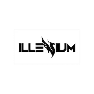 Peut inclure: Un autocollant rectangulaire présentant le texte noir ILLENIUM sur un fond blanc. La lettre E est remplacée par un graphique noir stylisé d'un phénix aux ailes déployées, intégré dans le design du mot avec une police sans empattement.