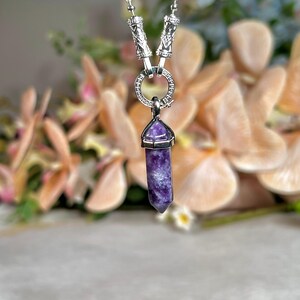 Potloodhanger lepidolietsteen met dubbele punt en verzilverde ketting