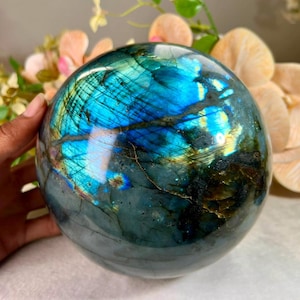 Esfera de piedra de labradorita extragrande de 160 mm, 5850 gramos.