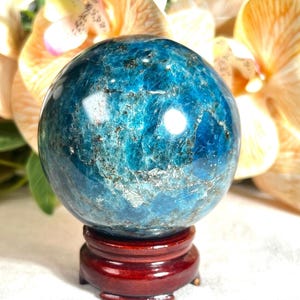 Esfera de piedra de apatita azul de 72 mm, 625 gramos.