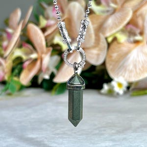 Potloodhanger van pyrietsteen met dubbele punt en verzilverde ketting