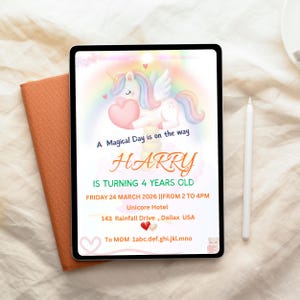 Könnte beinhalten: Digitale Geburtstagseinladung mit einem Einhorn, das ein Herz hält, und einem Regenbogen. Der Text lautet: „A Magical Day is on the way“. Die Einladung ist für Harrys 4. Geburtstag mit Datum, Uhrzeit und Ort.