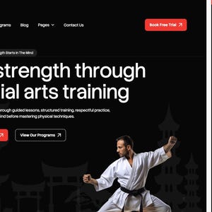 Puede incluir: Una página de destino del sitio web para kickpro, un programa de entrenamiento de artes marciales. La página presenta el texto "Unleash your strength through mxpert martial arts training" e imágenes de artistas marciales con uniformes blancos. El sitio tiene enlaces de navegación.