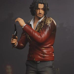 Puede incluir: Figura de un hombre con una chaqueta de cuero roja con detalles dorados, sosteniendo una pistola negra. Viste una camisa blanca con cuello y pantalones grises. La figura tiene cabello oscuro y una expresión seria, sobre un fondo oscuro.