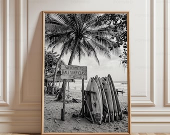 Fotografia di lezioni di surf a Bali, arte costiera monocromatica con tema oceano, decorazioni scandinave a onde, arazzo minimalista per casa al mare.
