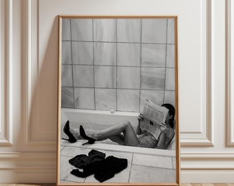 Lámina de mujer leyendo el periódico en la bañera / Arte mural en blanco y negro para el baño / Póster feminista para la habitación de una adolescente / Decoración minimalista moderna