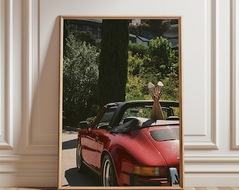Arte mural de coche descapotable retro, decoración para viajes de verano por carretera, impresión cinematográfica de vehículos, estética ecléctica vibrante, bellas artes automovilísticas.