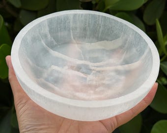 Tigela grande de cristal de selenita esculpida à mão – Prato de altar branco polido em formato de lua.