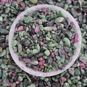 Fragmentos de rubí zoisita pulidos de 4–9 mm – Piedra preciosa verde rojiza para la fabricación de joyas