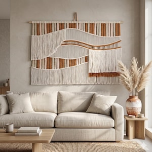 Ręcznie robiona makrama ścienna – dekoracja w stylu boho z bawełnianego materiału, neutralne odcienie terakoty