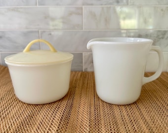 Juego clásico de lechera y azucarero de vidrio Pyrex blanco opalino vintage.
