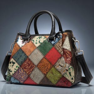 以下が含まれることがあります： 様々な色と質感のパッチワークレザーハンドバッグ。黒いハンドルと取り外し可能なショルダーストラップが付いています。デザインは、さまざまな色とパターンでダイヤモンド型のパッチを組み込んでいます。クラシックな形状。
