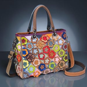 Peut inclure: Un sac à main rectangulaire présentant un motif matelassé en losanges de différentes couleurs. L'extérieur est orné de nombreuses fleurs en cuir en relief dans des tons de rouge, bleu, jaune, vert et rose. Il possède deux anses marron.
