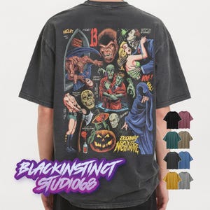 Könnte beinhalten: Dunkelgraues T-Shirt mit einem farbenfrohen Comic-Grafik-Design mit Monstern und Zombies sowie dem Text "DOORWAY NIGHTMARE". Das Shirt hat auch den Text "BLACKINSTINCT STUDIOS68" in einem lila-weißen Design.