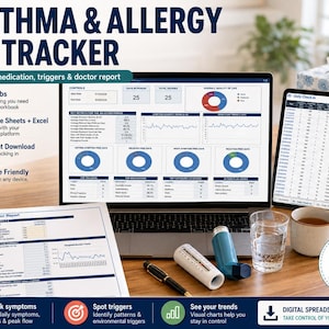 Könnte beinhalten: Ein digitales Tabellenkalkulationspaket zur Verfolgung von Asthma und Allergien auf einem Laptop- und Tablet-Bildschirm, mit Datendiagrammen, Symptomprotokollen und Arztberichten, einem Peak-Flow-Meter, einem Stift, einem Glas Wasser und einer Tasse.