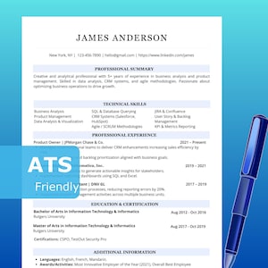 Può includere: Un curriculum vitae di James Anderson con un riepilogo professionale, competenze tecniche, esperienza e istruzione. Una penna blu è nell'immagine. Il testo "ATS Friendly" è visibile.