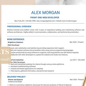 Puede incluir: Un juego de tres tazas de cerámica con un acabado mate moteado. Las tazas son en tonos crema, gris claro y gris oscuro. Cada taza tiene un diseño simple y minimalista, ideal para café o té.