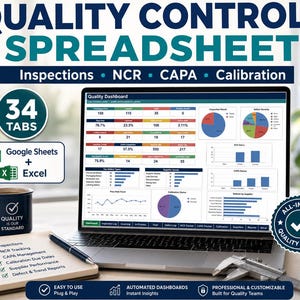 Puede incluir: Un portátil que muestra una hoja de cálculo Quality Dashboard con 34 pestañas, compatible con Google Sheets y Excel. La pantalla presenta varios gráficos y tablas. Un cuaderno, una taza azul y un calibre metálico están sobre la mesa.