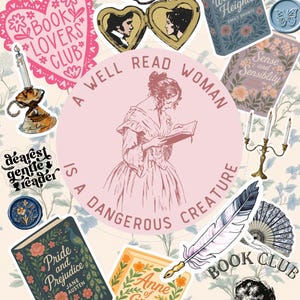 Puede incluir: Un collage decorativo con ilustraciones y texto relacionados con libros. Incluye portadas de libros como "Pride and Prejudice" y "Anne of Green Gables", una pegatina en forma de corazón y la frase "A Well Read Woman Is A Dangerous Creature".