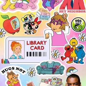 Puede incluir: Una colección de pegatinas de dibujos animados coloridos con personajes de programas de televisión infantiles. Incluye Ositos Cariñositos, Arthur, Las Supernenas y personajes de Barrio Sésamo. También incluye una tarjeta de biblioteca.