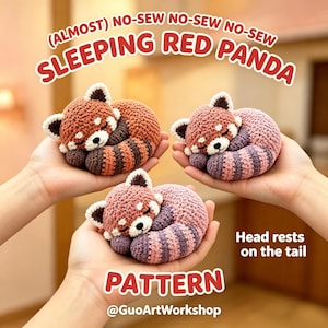 Pode incluir: Três pandas vermelhos adormecidos de crochê, cada um segurado em uma mão. Os pandas são em tons de marrom, laranja e rosa, com caudas listradas. O texto "SLEEPING RED PANDA" e "PATTERN" são visíveis.