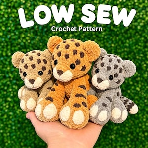 Pode incluir: Três brinquedos de leopardo em crochê de pelúcia nas cores bege, laranja e cinza com manchas marrom-escuras, olhos pretos e focinhos e almofadas das patas na cor creme. O texto LOW SEW Crochet Pattern aparece acima dos três bichos.