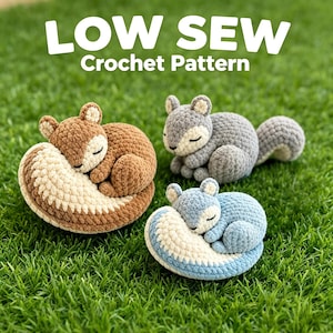 Op de afbeelding: Drie gehaakte eekhoornspeeltjes in bruin, grijs en blauw, elk opgerold op een bijpassend halvemaanvormig kussen. De tekst "LOW SEW Crochet Pattern" wordt boven de speeltjes weergegeven. De speeltjes liggen op groen gras.