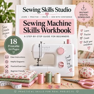 Op de afbeelding: Een Sewing Skills Studio werkboek met een witte kaft, zwarte tekst en een roze rechthoek. Een witte naaimachine met roze knoppen staat ervoor, vergezeld door drie klossen garen, een roze schaar, een bloemrijk speldenkussen en wat stof.
