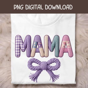 Puede incluir: Una taza de cerámica blanca con un asa negra y el texto "But First, Coffee" en negro, con una fuente de estilo manuscrito. La taza está sobre una superficie blanca.