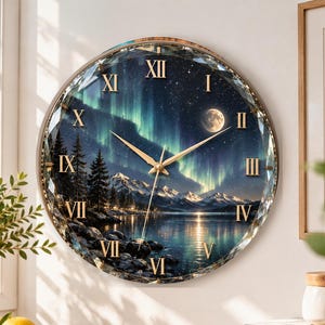 Pode incluir: Um relógio de parede redondo com um mostrador circular apresentando uma imagem de uma paisagem noturna com montanhas, um lago, uma lua cheia e auroras boreais verdes. O relógio tem algarismos romanos dourados e ponteiros finos.