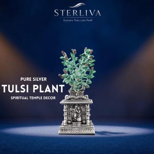Peut inclure: Une sculpture de plante Tulsi en argent pur. La plante a des feuilles vertes et des grappes de fleurs brunes. La sculpture est sur une base décorative avec des sculptures complexes. Le texte "STERLIVA Luxury You can Feel" est en haut. Le texte "PURE SILVER TULSI PLANT SPIRITUAL TEMPLE DECOR" est en bas.
