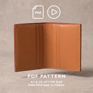Può includere: Un portafoglio bifold in pelle color cuoio con molteplici scomparti per carte e cuciture bianche lungo i bordi. Sopra ci sono icone bianche per un file PDF e un tasto play. Il testo sottostante recita PDF PATTERN A4 & US LETTER SIZE FREE YOUTUBE TUTORIAL.