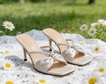 Plantillas personalizadas, mules de satén color marfil con lazo de pedrería / tacones de aguja con punta cuadrada / zapatos para invitadas de boda