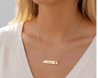 Gegraveerde staafketting met uitgesneden kruis | Gepersonaliseerde gouden naamsieraden