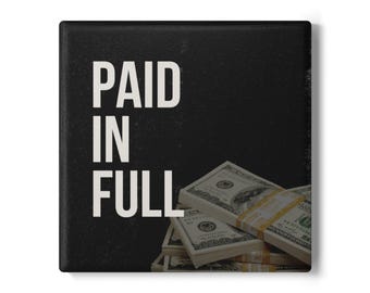 Posavasos de cerámica con el texto "Pagado en su totalidad" / gráfico de pila de dinero, fondo negro