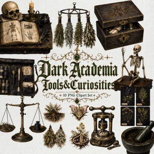 Pode incluir: Uma coleção digital de Dark Academia Tools & Curiosities apresentando um crânio humano, um livro de anatomia aberto, ervas secas penduradas, um baú de madeira, um esqueleto, uma balança de latão, ilustrações botânicas e um almofariz.