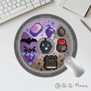 K&ouml;nnte beinhalten: Rundes Pixel-Art-Mauspad mit Fantasy-Motiven in Lila, Schwarz und Rot. Das Design umfasst eine Fledermaus, einen Trank und andere mystische Elemente. Eine silberne Computermaus befindet sich daneben. Der Text "@ Qi Qi Plaza" steht unten.