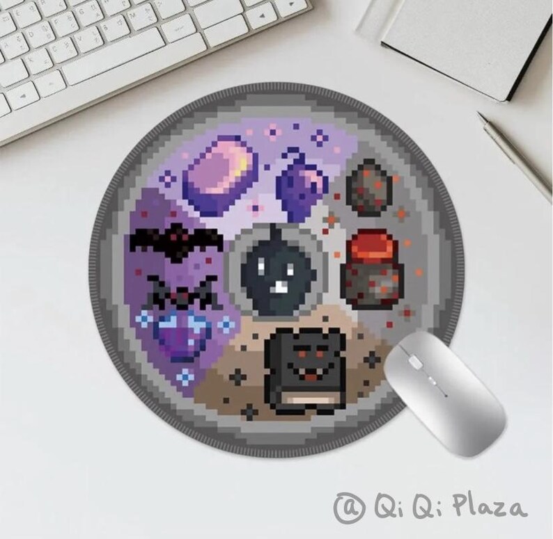 K&ouml;nnte beinhalten: Rundes Pixel-Art-Mauspad mit Fantasy-Motiven in Lila, Schwarz und Rot. Das Design umfasst eine Fledermaus, einen Trank und andere mystische Elemente. Eine silberne Computermaus befindet sich daneben. Der Text "@ Qi Qi Plaza" steht unten.