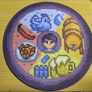 K&ouml;nnte beinhalten: Rundes Mauspad mit lila Rand und Pixelkunst-Design. Es zeigt eine zentrale Figur, umgeben von pixeligen Bildern eines Huhns, einer Chili, Essen, einem Fass, Bier und anderen Elementen. Die Farbpalette umfasst Blau-, Gelb- und Rott&ouml;ne.