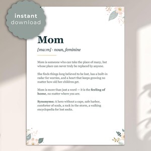 Könnte beinhalten: Ein weißer Kunstdruck mit der Definition von "Mama". Die Definition enthält Synonyme und ist mit floralen Akzenten verziert. Ein grüner runder Aufkleber mit den Worten "sofortiger Download" befindet sich in der oberen linken Ecke.