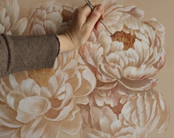 Mural de papel pintado floral de peonías pintado a mano – Arte mural botánico en tonos crema y beige.