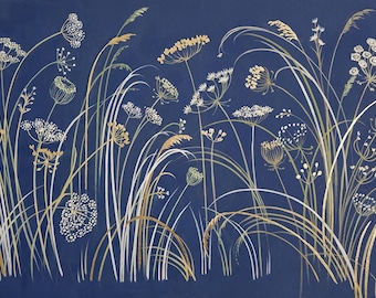 Handgeschilderd behang met wilde bloemen in diep marineblauw, elegante botanische muurschildering met lichte accenten voor luxe kamers